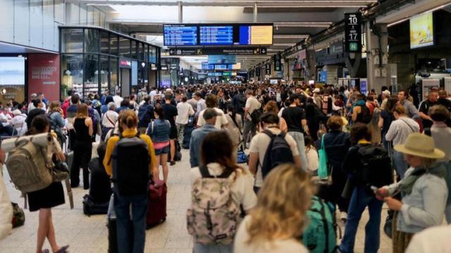 星空体育中国-法国高铁线路遭蓄意纵火，巴黎交通受影响严重